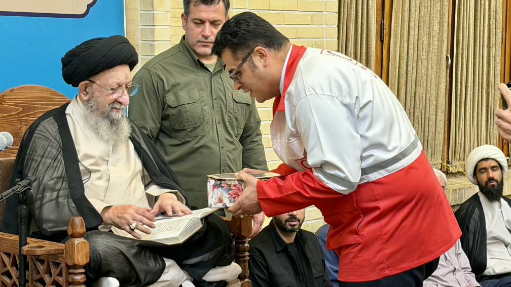 تجلیل آیت‌الله نورمفیدی از رئیس جمعیت هلال‌احمر شهرستان ترکمن  آیت‌الله نورمفیدی، نماینده