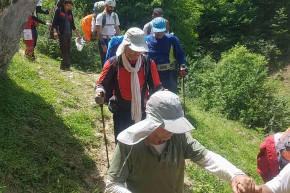 نجات مصدوم گرفتار در ارتفاعات زیارت گرگان پس از ۲۳ ساعت توسط نجاتگران هلال احمر گلستان/ امکانات هوایی و تجهیزات زمینی برای نجات او به کار گرفته شدند 