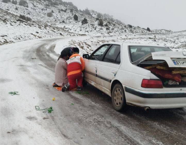 امدادرسانی به ۱۵ خانوار گرفتار در برف و کولاک گلستان